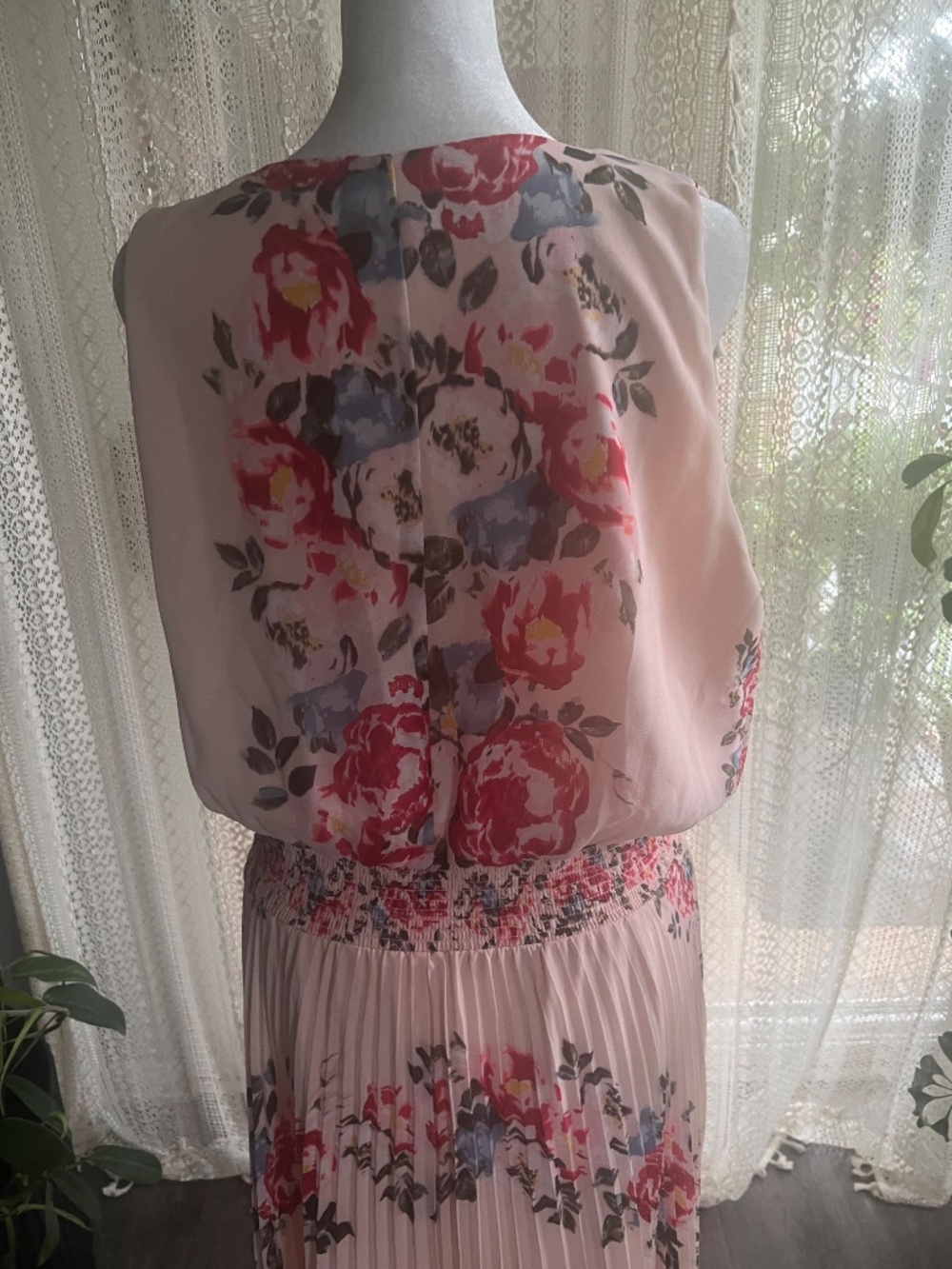 White House Black Market floral pleated v neck flowy dress - Picture 10 of 12